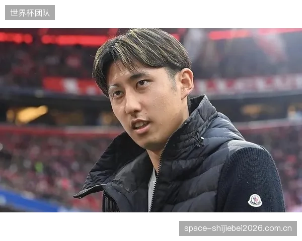 效力于拜仁的伊藤洋辉能胜任中卫和边卫,为森保一在后防线上提供了宝贵的战术选择。 效力于拜仁的伊藤洋辉能胜任中卫和边卫,为森保一在后防线上提供了宝贵的战术选择。